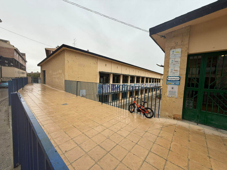 CEIP 'Fray Juan de la Cruz', tras la renovación del pavimento exterior en la entrada principal. / AYUNTAMIENTO DE SEGOVIA