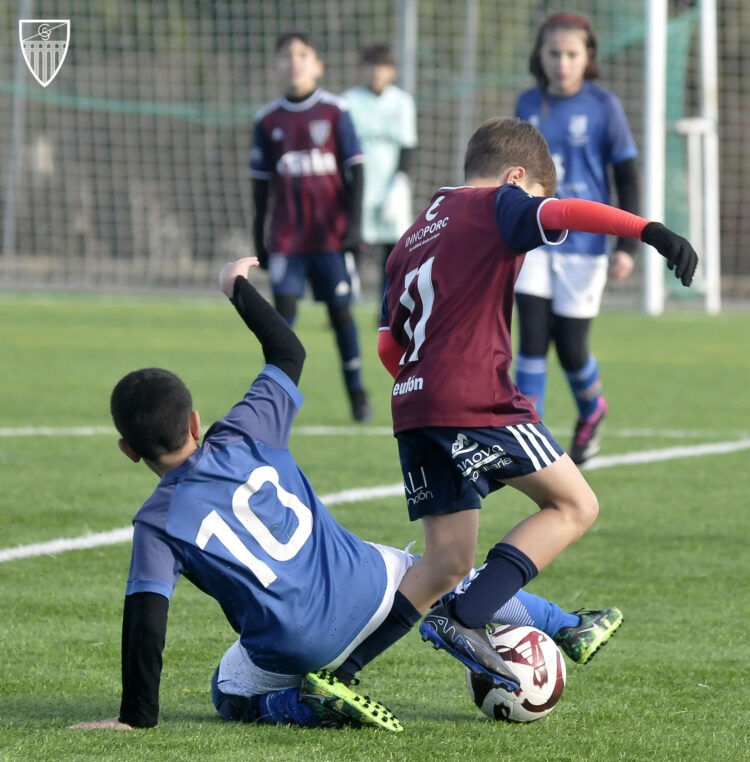 Un encuentro entre Segoviana y Unami en categoría alevín./J.MARTÍN-G.SEGOVIANA