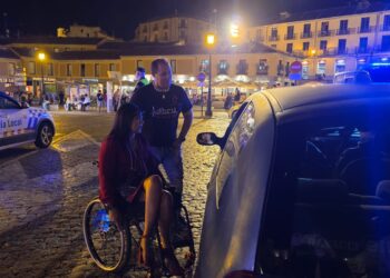 Miembros de la asociación AESLEME en el control de la Policía Local. / Ayuntamiento