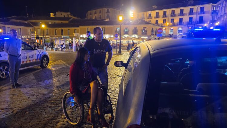 Miembros de la asociación AESLEME en el control de la Policía Local. / Ayuntamiento