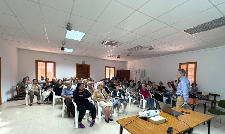 Instante de la charla impartida por Carlos Valiente en Bercial / FEMUR