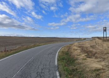 La SG-V-3222 a las afueras de Santa María la Real de Nieva.