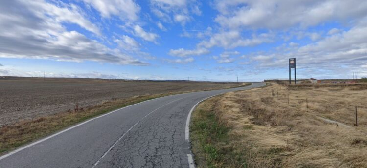 La SG-V-3222 a las afueras de Santa María la Real de Nieva.