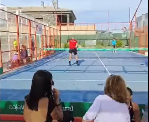 Emoción y fiesta en el IX Padel Festival 1 Uno de los partidos/CAJAVIVA CAJARURAL
