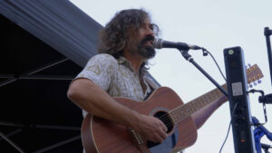 Julián Maeso: “Grabar un disco hoy en día es perder dinero” 3 El toledano ha formado parte o cubierto giras de bandas como The Sunday Drivers o Aurora&The Betrayers. Fotografía de Enrique López Marijuan.