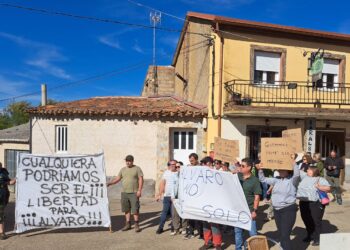 Concentración de vecinos en Olleros, que denuncian robos durante el último mes. / JL Leal
