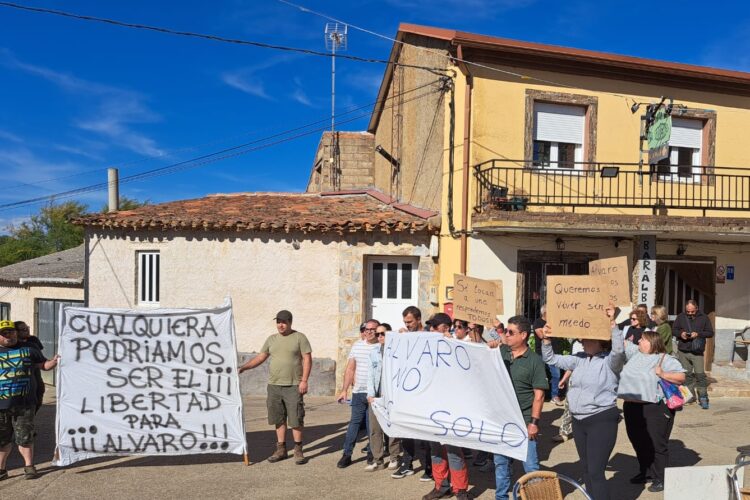 La Sociedad Gitana Española denunciará a los concentrados a favor de un detenido por apuñalamiento en Olleros 1 Concentración de vecinos en Olleros, que denuncian robos durante el último mes. / JL Leal