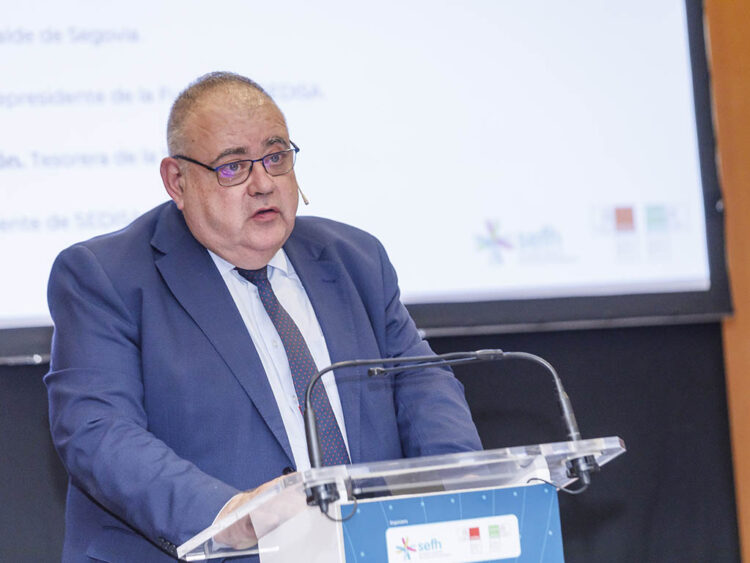 Vázquez confirma "el equipamiento y el mobiliario" para la apertura del centro de salud de Nueva Segovia 1 El consejero de Sanidad, Alejandro Vázquez, en el Foro de Gestión y Farmacia Hospitalaria, celebrado en el Parador de Segovia. / NACHO VALVERDE - ICAL