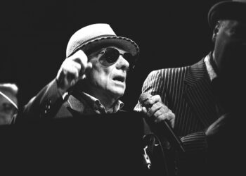 El músico irlandés, el pasado 31 de agosto en Waterfront Hall, celebrando su ochenta cumpleaños sobre las tablas. Fotografía de Pablo Torres.