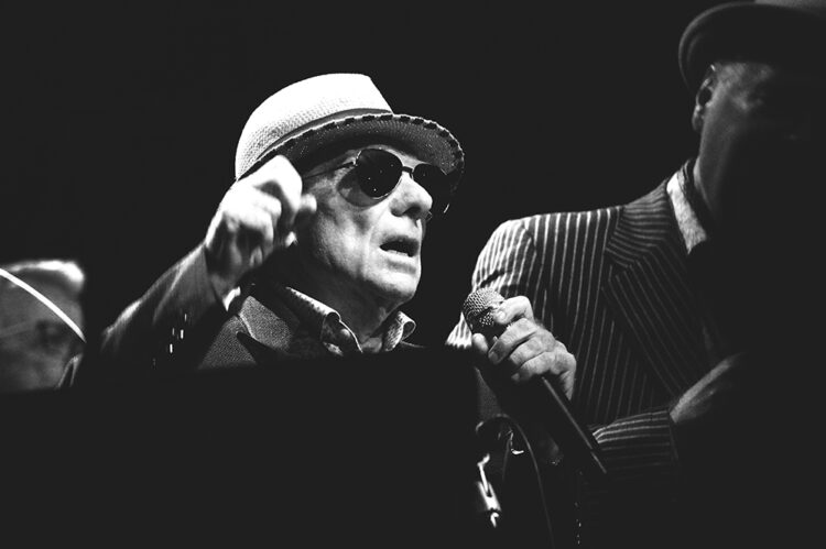 El músico irlandés, el pasado 31 de agosto en Waterfront Hall, celebrando su ochenta cumpleaños sobre las tablas. Fotografía de Pablo Torres.