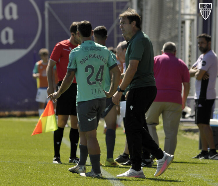 Iñaki Bea durante un instante del encuentro entre Segoviana y Valladolid Promesas./JUAN MARTÍN-G. SEGOVIANA
