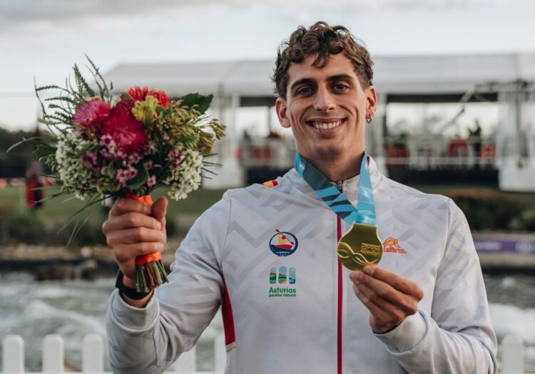 David Llorente, campeón del mundo de contrarreloj de Kayak Cross 1 David Llorente, tras recibir la medalla de oro. / RFEP