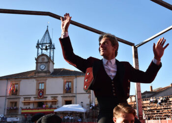 El rejoneador portugués Duarte Fernandes, en hombros de la Plaza de Toros de Riaza. / A.M.