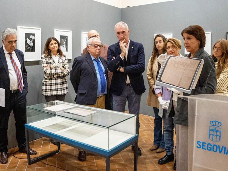 Restaurado el documento del Archivo Municipal en el que se anuncia el nacimiento de Isabel la Católica 1 Presentación del documento restaurado que anuncia el nacimiento de Isabel la Católica. / HÉCTOR CRIADO