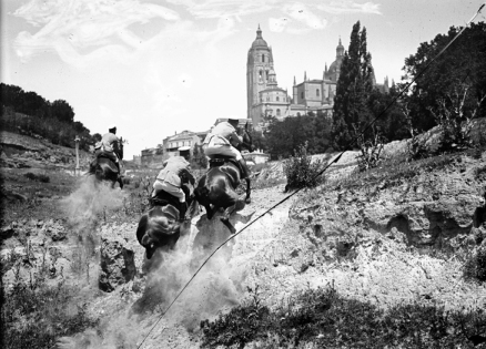 Las prácticas antaño de los alumnos de la Academia 2 Examanes de equitación. Alumnos de Artilleria. Agrupación Fot. de Guadalajara. Año 1914.