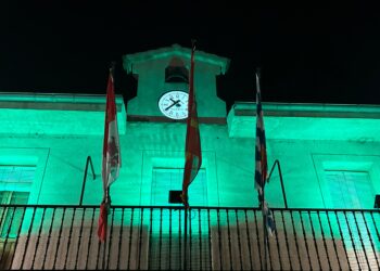 EL Consistorio se tiñe de verde por el Día del Alzheimer / AYTO. TORRECABALLEROS