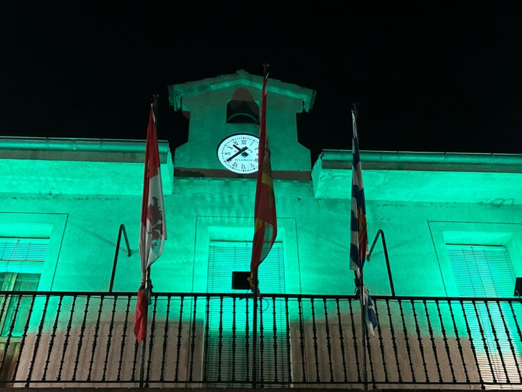 EL Consistorio se tiñe de verde por el Día del Alzheimer / AYTO. TORRECABALLEROS