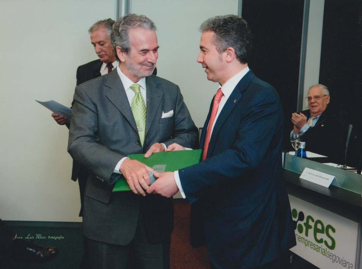 Un segoviano de alma y acción 2 Carlos Herranz recibe una distinción de la FES de manos de Pedro Palomo.
