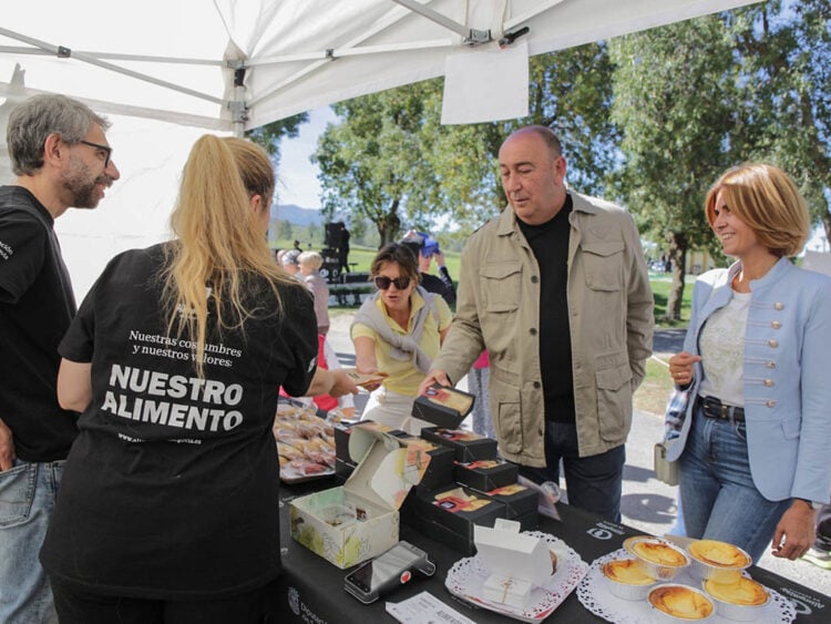 Miguel Ángel de Vicente y Magdalena Rodríguez, en un stand de la marca Alimentos de Segovia. / DIPUTACIÓN