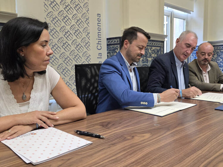 Clara Rodríguez, Diego del Pozo, José Mazarías y Sergio Calleja, en la firma del acuerdo marco. / AYTO. SEGOVIA