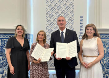 Firma del convenio entre el Ayuntamiento y AFA