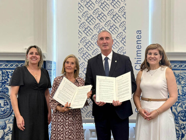 Firma del convenio entre el Ayuntamiento y AFA