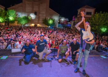 La banda 'Talco', con su público al fondo / COMISIÓN DE PEÑAS