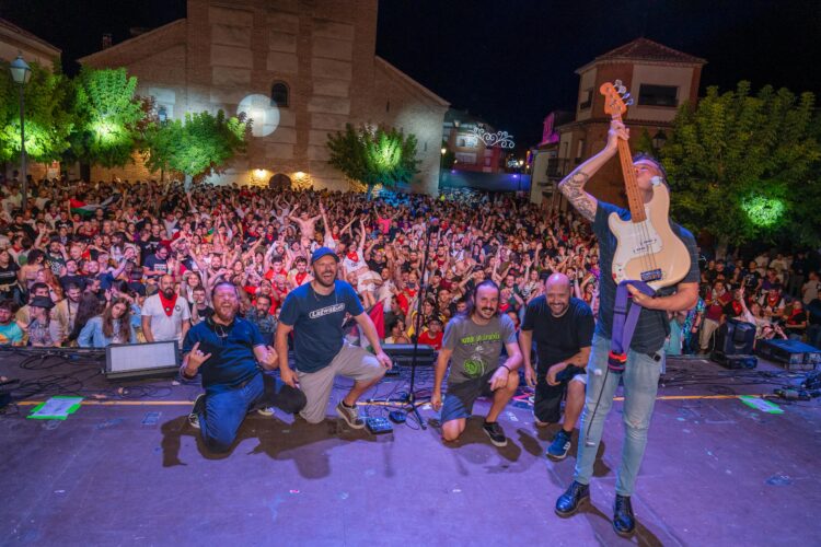 La banda 'Talco', con su público al fondo / COMISIÓN DE PEÑAS