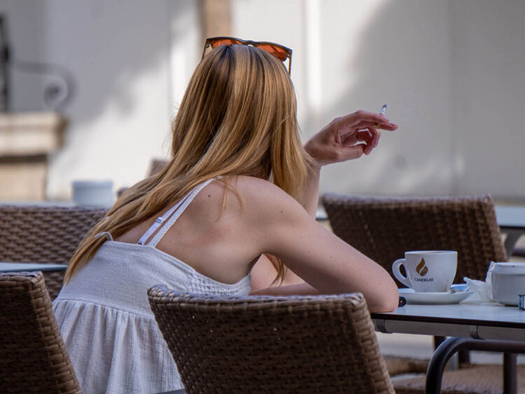 El avance de la Ley Antitabaco enfrenta a hosteleros, sanitarios y asociaciones 1 Entre las nuevas medidas frente al tabaquismo se prohíbe fumar en terrazas de bares y restaurantes, marquesinas de transporte y recintos donde se desarrollen espectáculos públicos como conciertos al aire. / HÉCTOR CRIADO
