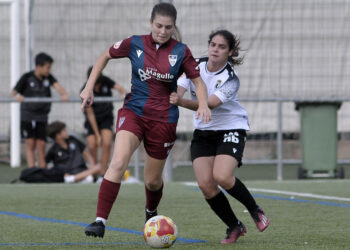 Dos jugadoras pugnan por el balón en un instante del duelo./J.MARTIN-G.SEGOVIANA