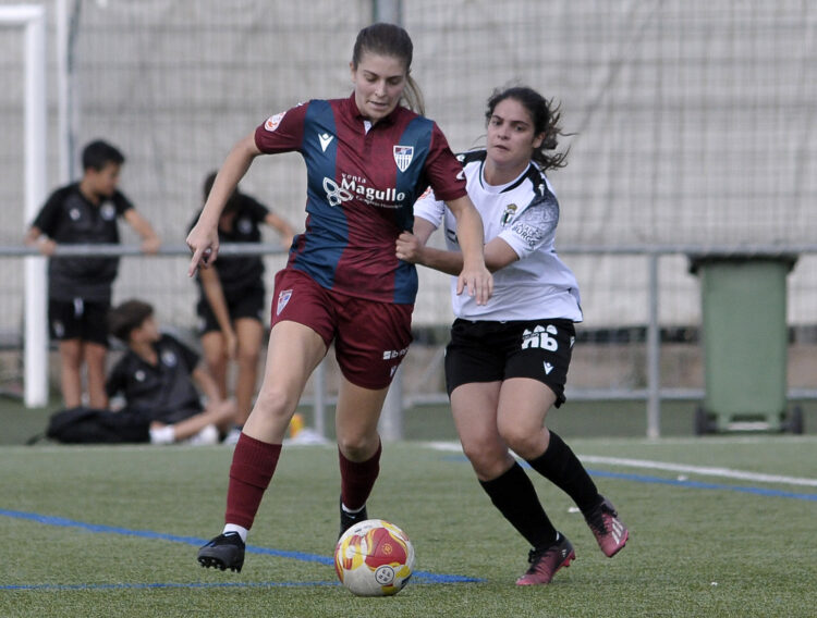 Dos jugadoras pugnan por el balón en un instante del duelo./J.MARTIN-G.SEGOVIANA