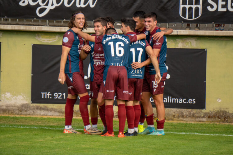 Los jugadores de la Segoviana celebran el gol de René durante el partido frente a la UD Sámano./HÉCTOR CRIADO