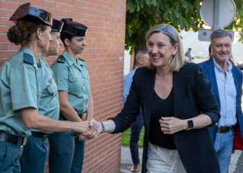 La vicepresidenta de la Junta, Isabel Blanco, junto a Francisco Vázquez, saluda a guardias civiles. / HÉCTOR CRIADO
