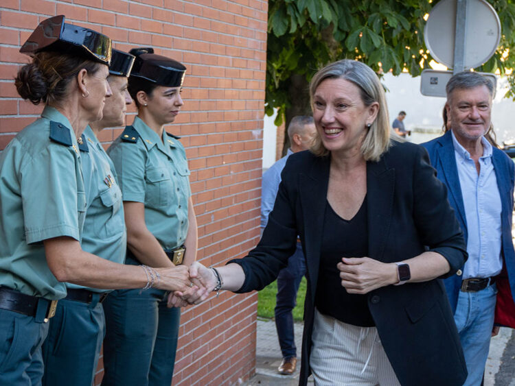La participación en el programa 'STEM Talent Girl’ aumenta un 20% en los ámbitos científico y tecnológico 1 La vicepresidenta de la Junta, Isabel Blanco, junto a Francisco Vázquez, saluda a guardias civiles. / HÉCTOR CRIADO