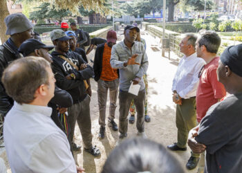 Grupo de personas que se encuentran en los Jardinillos de San Roque. / NACHO VALVERDE - ICAL