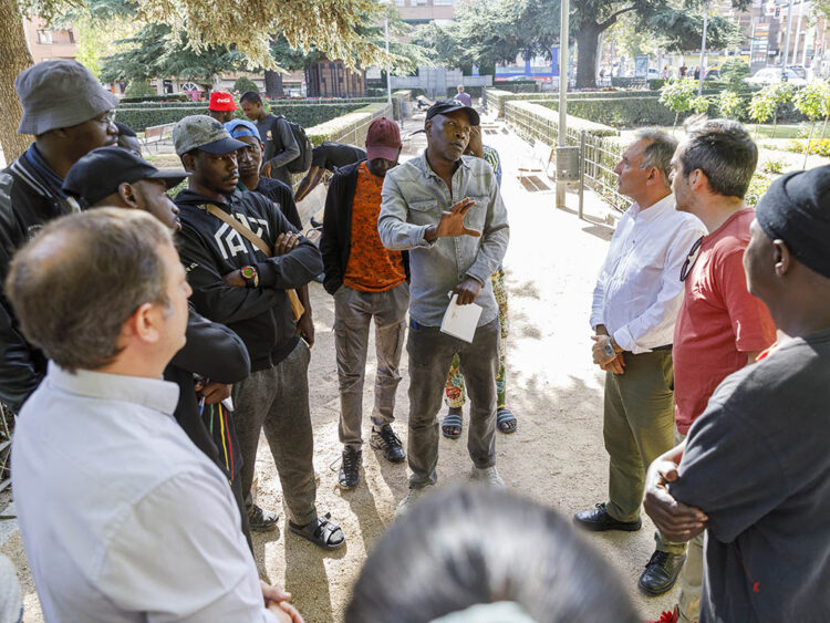 Grupo de personas que se encuentran en los Jardinillos de San Roque. / NACHO VALVERDE - ICAL