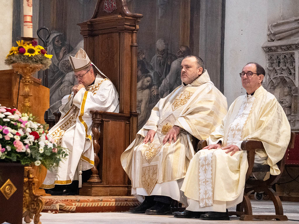 El obispo, Jesús Vidal, preside la eucaristía en el Monasterio del Parral. / HÉCTOR CRIADO