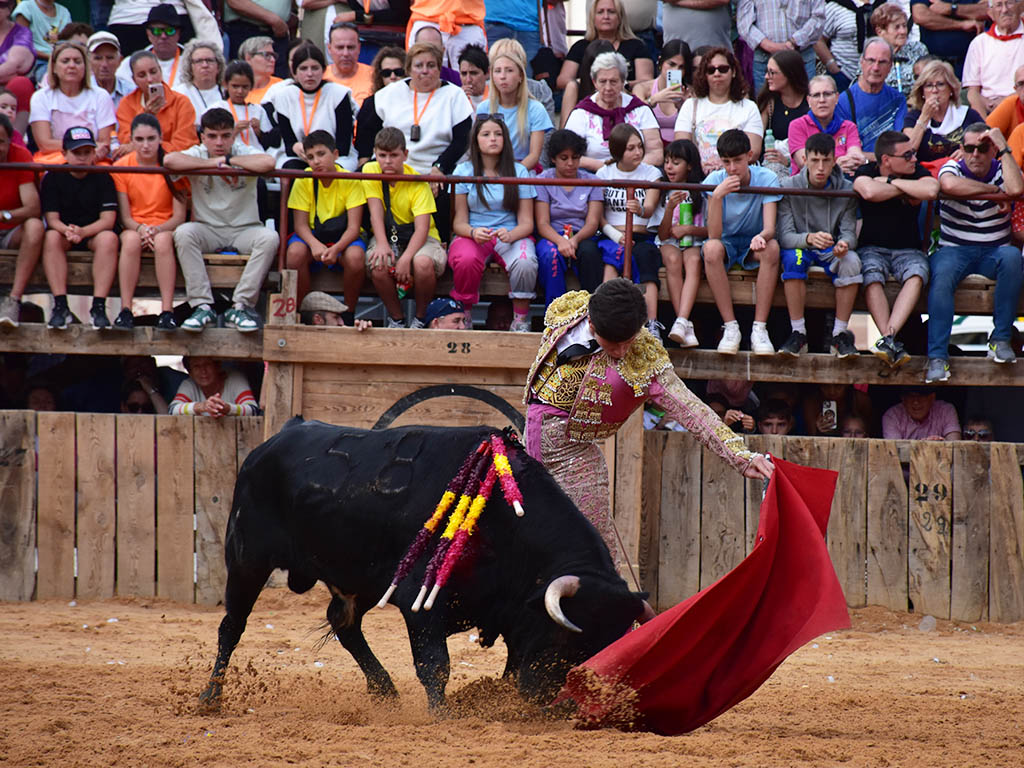 Oliva y García-Torres salen en hombros en Turégano, con una buena novillada de El Retamar 2 Natural del novillero segoviano Jorge Oliva en Turégano. / A.M.