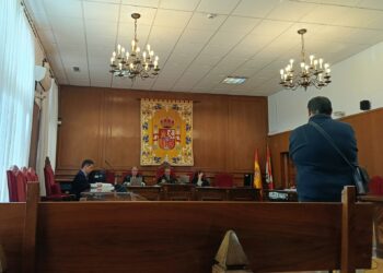 El acusado, de espaldas, declara ante el juez./ E. A.