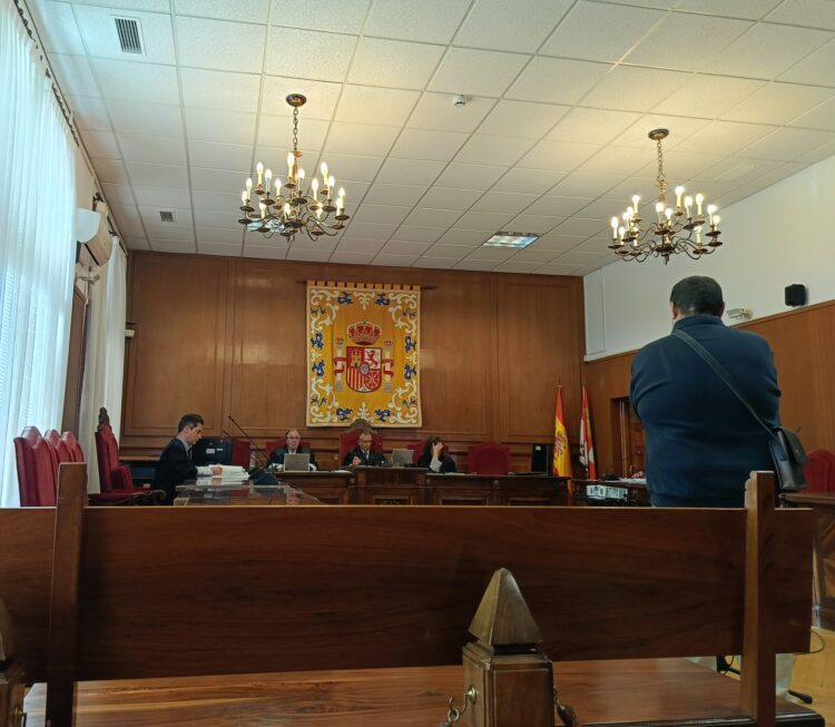 La Fiscalía insiste en pedir tres años de cárcel para el guardia civil que reveló secretos con terceros 1 El acusado, de espaldas, declara ante el juez./ E. A.