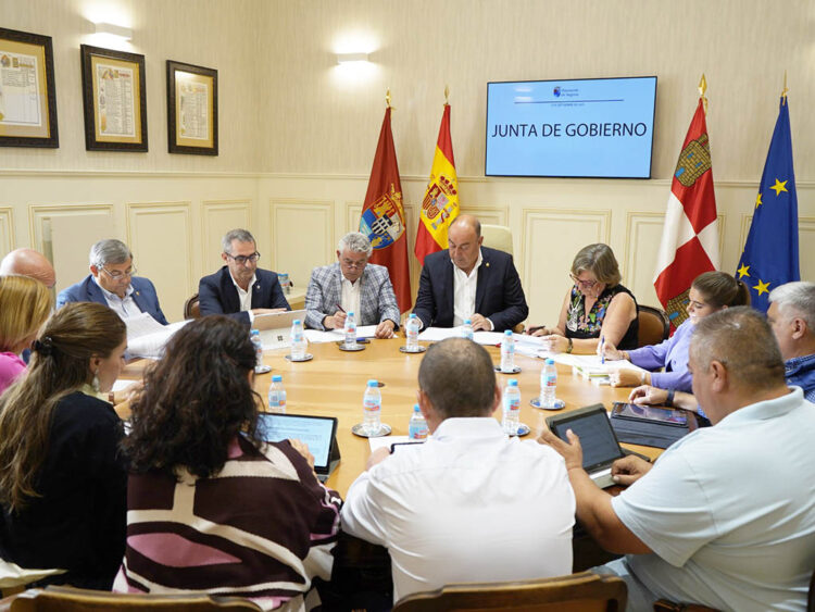 La Diputación anticipa 10,5 millones de la recaudación de tributos para los ayuntamientos de la provincia 1 Junta de Gobierno de la Diputación. / DIPUTACIÓN