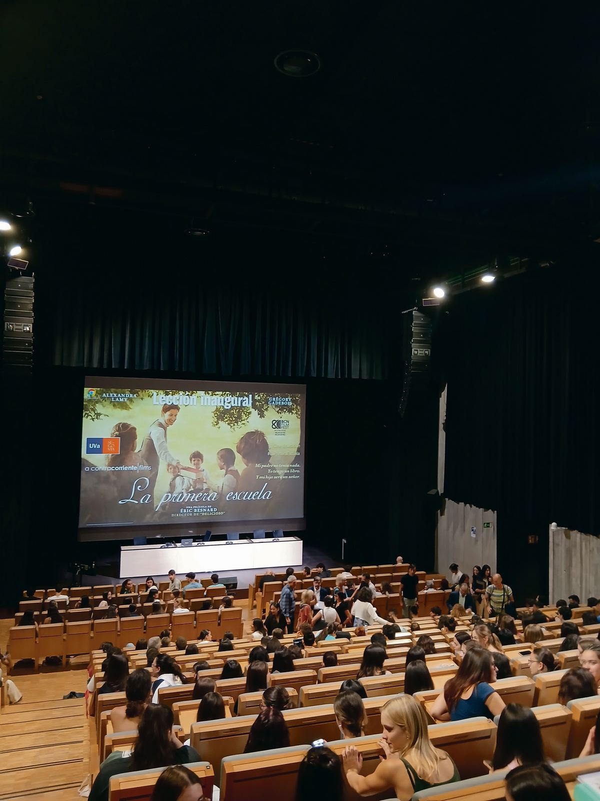 LOS ESTUDIANTES DE EDUCACION Y COMUNICACION DIGITAL LLENAN EL SALON DE ACTOS