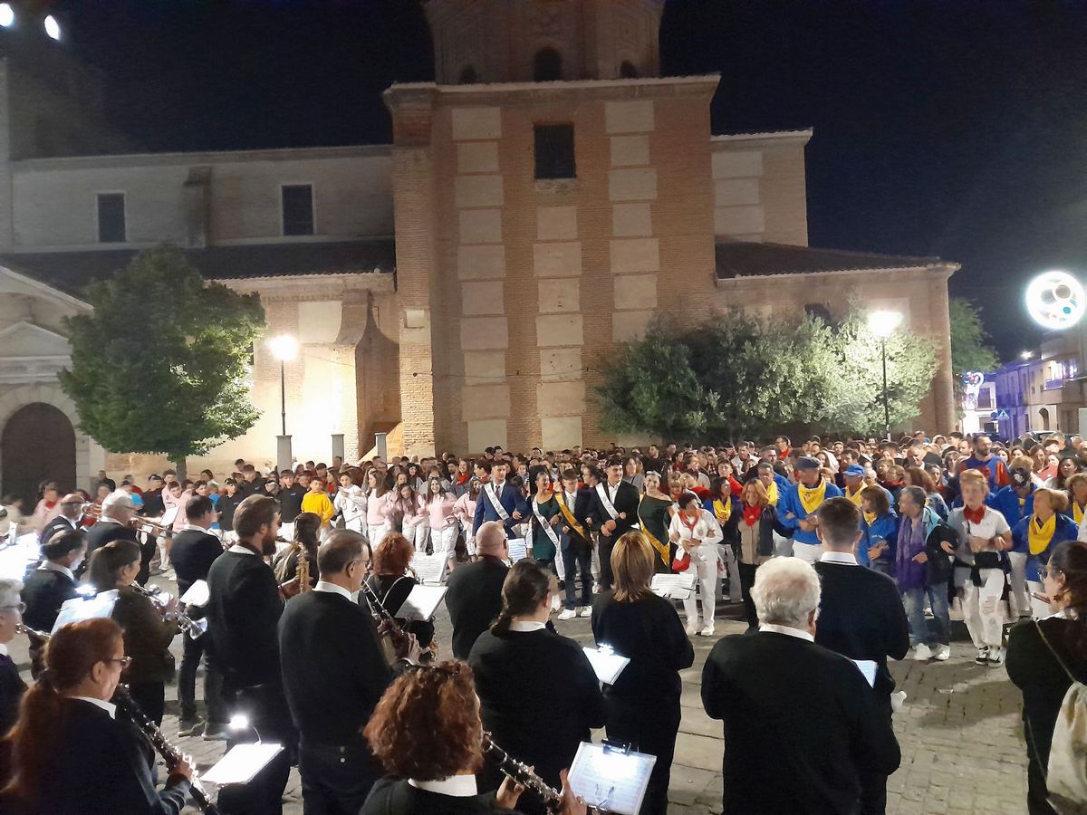 La banda de musica de Nava amenizando el ambiente