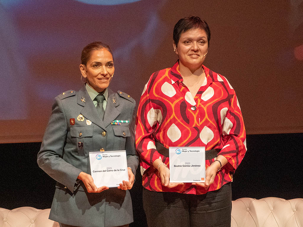 La participación en el programa 'STEM Talent Girl’ aumenta un 20% en los ámbitos científico y tecnológico 2 La comandante Carmen del Cerro y Beatriz Gómez, ejecutiva de la industria de defensa española. / HÉCTOR CRIADO
