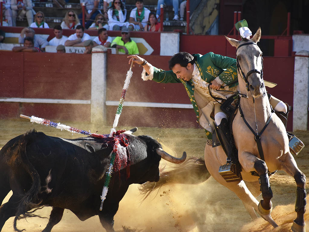 Puerta Grande a la dimensión de Sebastián Fernández y al cariño de Hermoso de Mendoza con Cuéllar 2 Luis Rouxinol, clavando una banderilla a uno de los ejemplares de Rosa Rodrigues. / A.M.