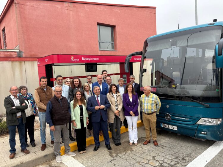 La Lastrilla estrena una marquesina del nuevo Sistema de Transporte Inteligente de la Comunidad 1 Vista de la marquesina instalada en La Lastrilla / JCYL