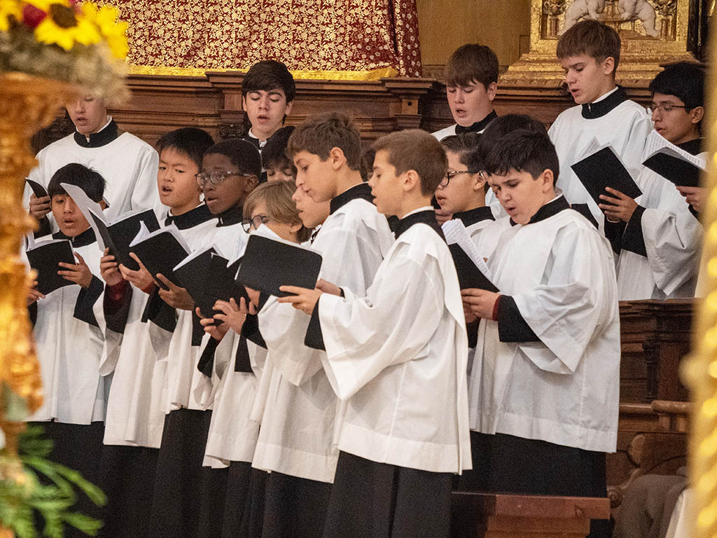 Los niños interpretando el repertorio en el monasterio del Parral. / HÉCTOR CRIADO