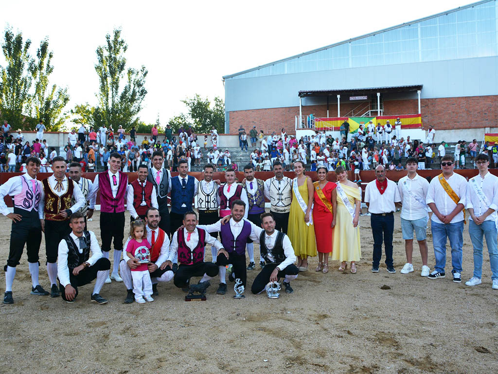 Entrega de trofeos en la final del concurso de recortes de Nava de la Asunción. / AMADOR MARUGÁN