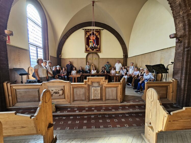 El Club de Lectura de Yanguas de Eresma realiza su II 'Itinerario literario' en Coca 1 Itinerario literario realizado en Coca / INMACULADA FUENTES