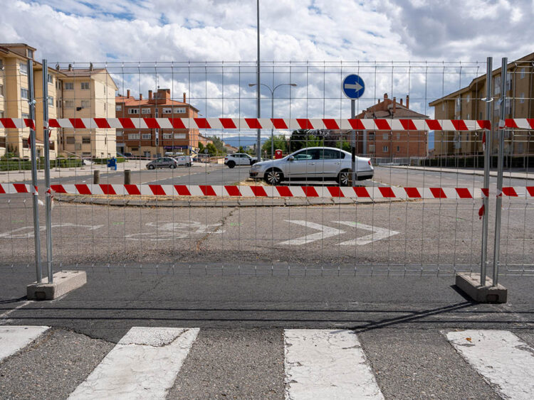 Inicio de las obras en la plaza Calderón de la Barca, en el barrio de Nueva Segovia. / HÉCTOR CRIADO